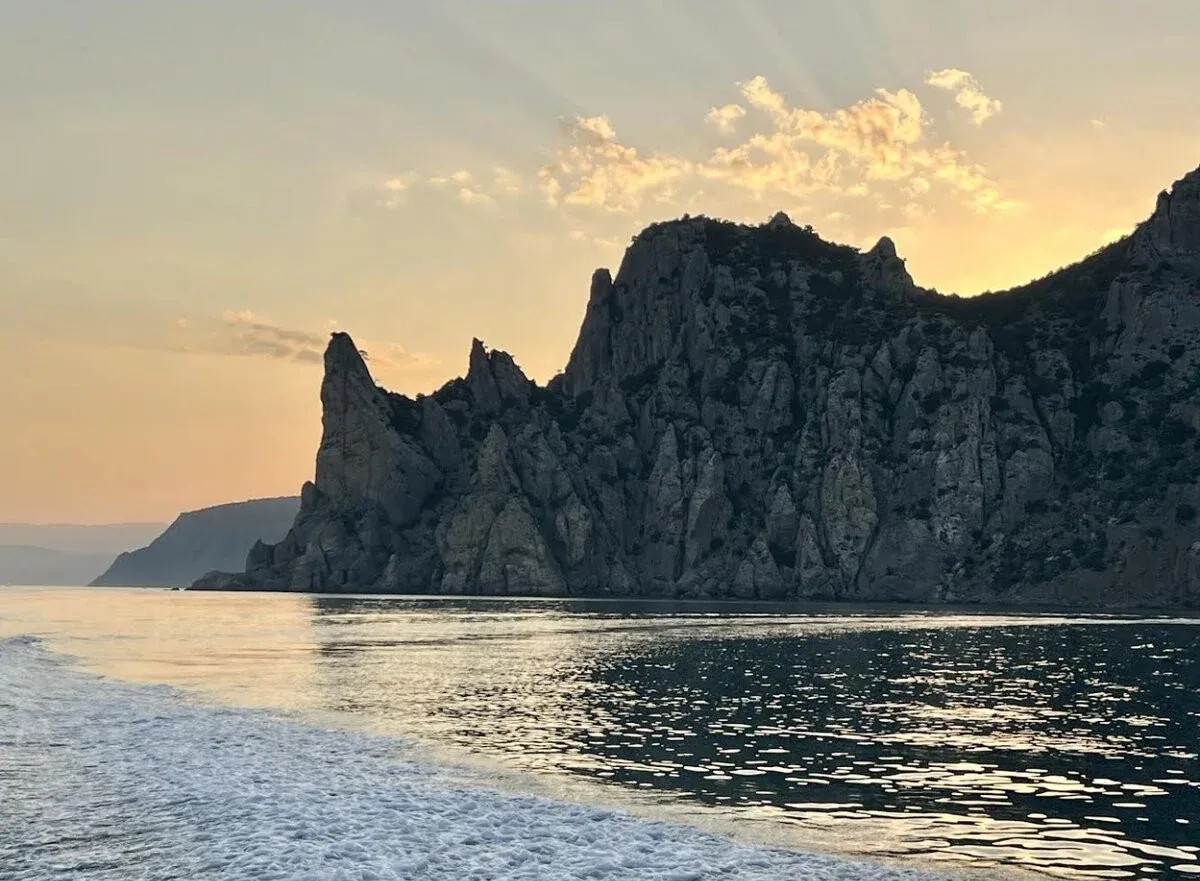 Горный массив Караул-Оба. Вид с моря. Фото: Т. Зорова